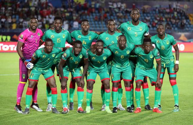 感谢俱乐部，U16国少球员身穿各自俱乐部训练服拍摄全家福（U16国少身着各队训练服集体合影，致谢俱乐部）