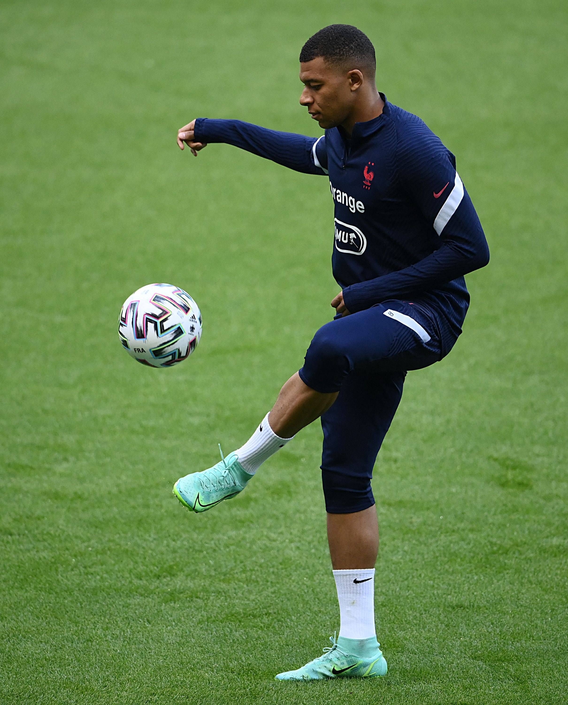 孔蒂：球迷应忽略球队的谣言；欧洲裁判比意甲好？我不聊这个（孔蒂：请球迷无视球队谣言；欧洲裁判优于意甲？不予置评）