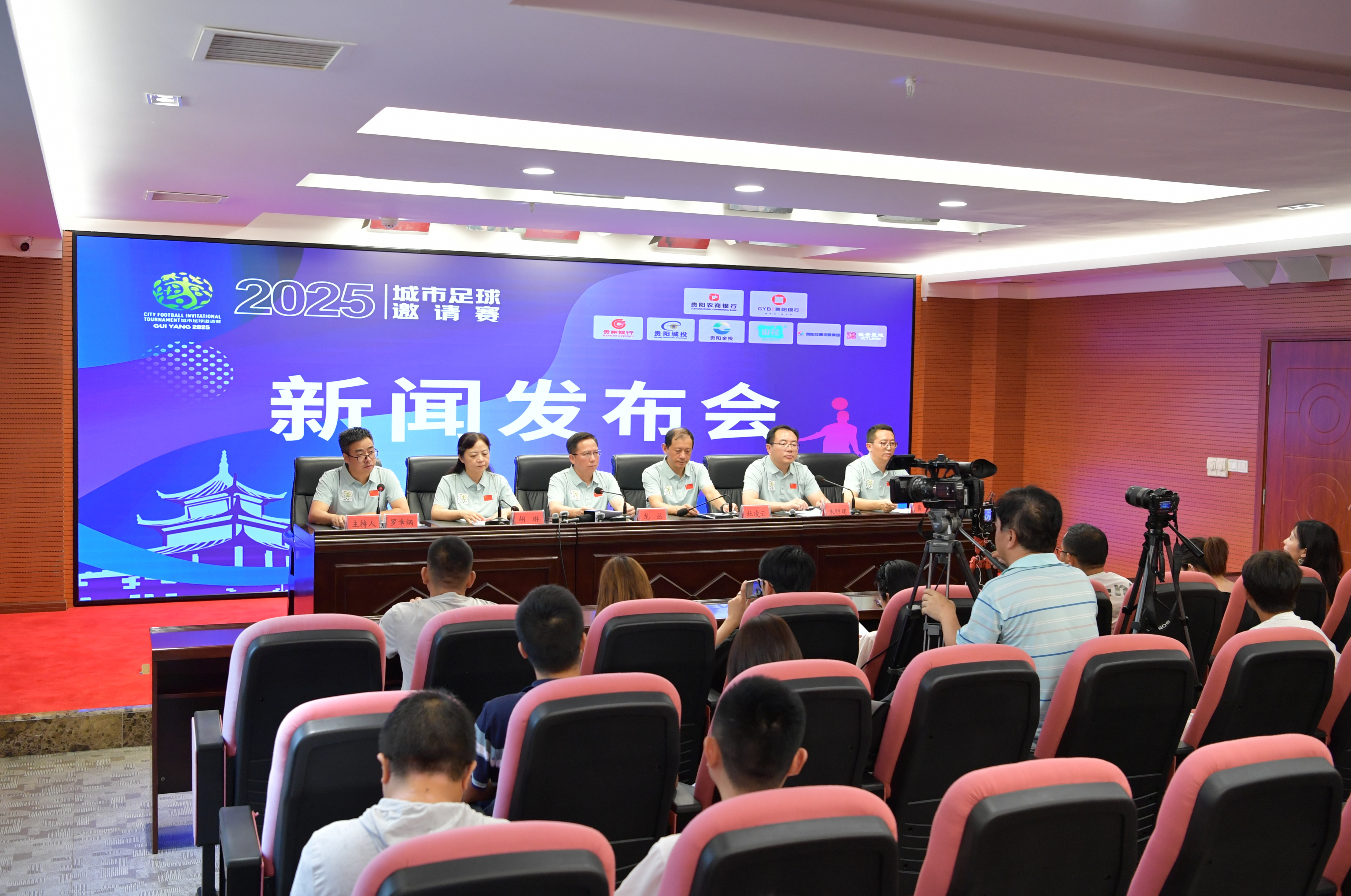 本赛季下半程的国安在成绩层面给了球迷们深刻的落差（国安下半程战绩失色，令球迷倍感落差）